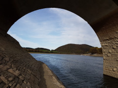 Unter der Steinbrücke am Diemelsee