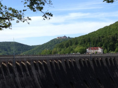 Staumauer und Schloss Waldeck am Edersee