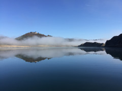 Steinwände der Hopfenberg-Inseln bei Niedrigwasser mit Schloss Waldeck bei Nebelauflösung vom Angelboot aus fotografiert