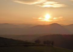 Wenn auch nicht komplett aus Stein, die Hügel, die das Landschaftsbild unserer wunderschönen Heimat prägen