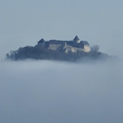 Schloss Waldeck taucht aus dem Nebel