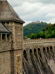 Sperrmauer und Schloss Waldeck