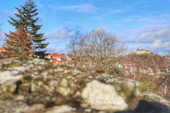 Blick über den Stein auf Schloss Friedrichstein