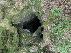 Lüftungsschacht im Gestein des Mühlenbergs (Eimelrod)