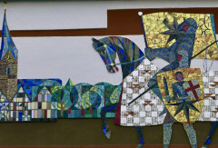 Viele bunte Waldecker Mosaiksteine geben ein Bild Nicolaischule Mengeringhausen 