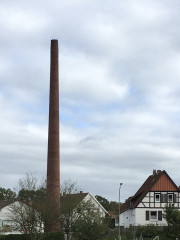 Waldecker Steine gegen auch in die Höhe, ehemaliger Fabrikturm in Mengeringhausen 