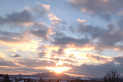 Der Eisenberg sieht bei Sonnenuntergang wie ein aktiver Vulkan aus