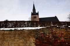 Stützmauer bei der Berndorfer Kirche