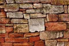 Mauer bei der Berndorfer Kirche