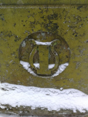 Detail eines Steines ,Zwischen den Mauern-Alter Friedhof