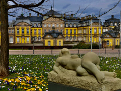 Freizügige Kunst in Stein vorm Residenzschloss Bad Arolsen 