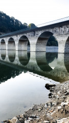 Wasserspiegelung der Stormbrucher Brücke Diemelsee