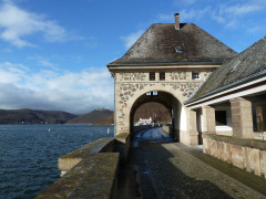 Gebäude auf der Sperrmauer