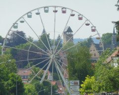 Blick durch das Riesenrad auf historische Waldecker Steine in Korbach