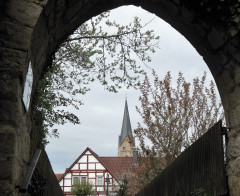Blick durch Waldecker Steine auf die Korbacher Nikolaikirche 