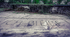 Steinernes Statement im Schloßhof