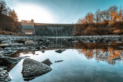 Sicht der Steine auf die Edertalsperre