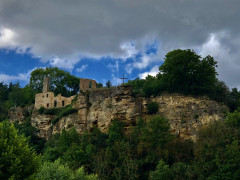 Waldecker Steine der Geschichte an der Klosterruine Oberwerbe.